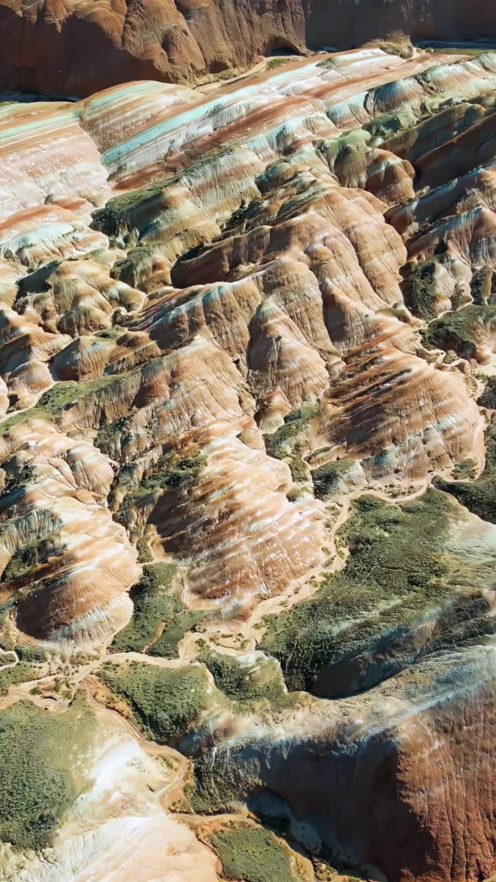 Drönarvy från luften över eroderade sandstensryggar i Zhangye Danxia National Geopark, Gansu, Kina. Vertikal