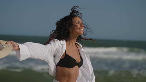 mujer feliz disfrutando de un día soleado