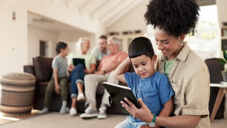 Familia,-Madre-E-Hijo-Con-Una-Tableta