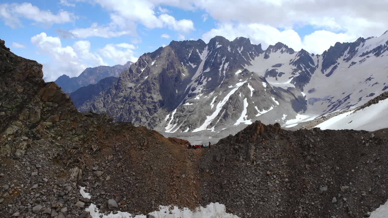 paisaje montañoso con nieve y nubes