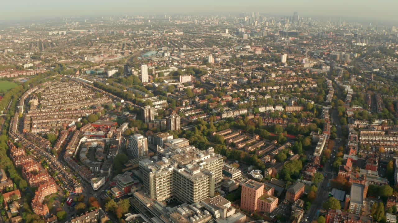 런던 스카이라인을 바라보는 로열 프리 병원의 공중 촬영