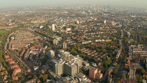 una toma aérea en círculo del royal free hospital mirando hacia el horizonte de londres.