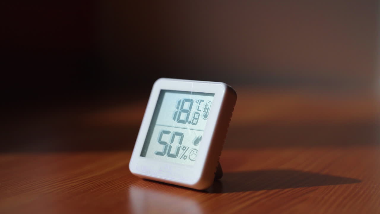 Bassa temperatura interna sul termometro, concetto di crisi energetica.