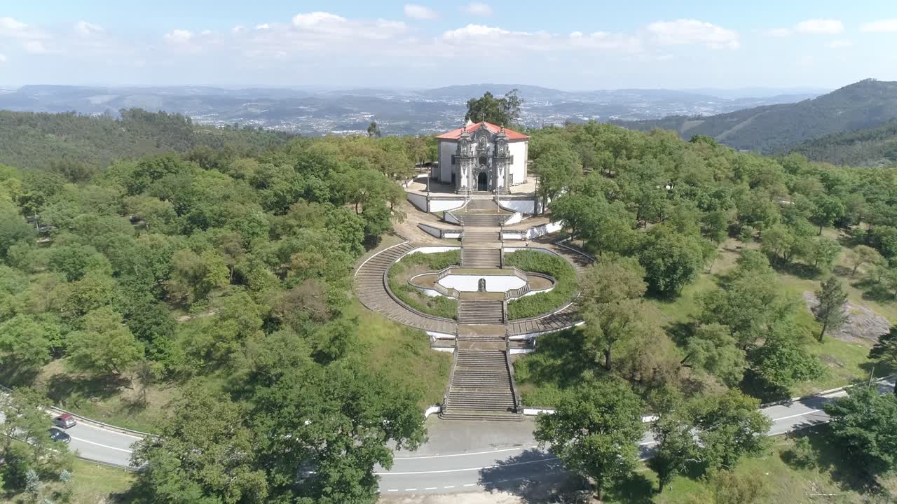 antigua iglesia de las montañas europeas