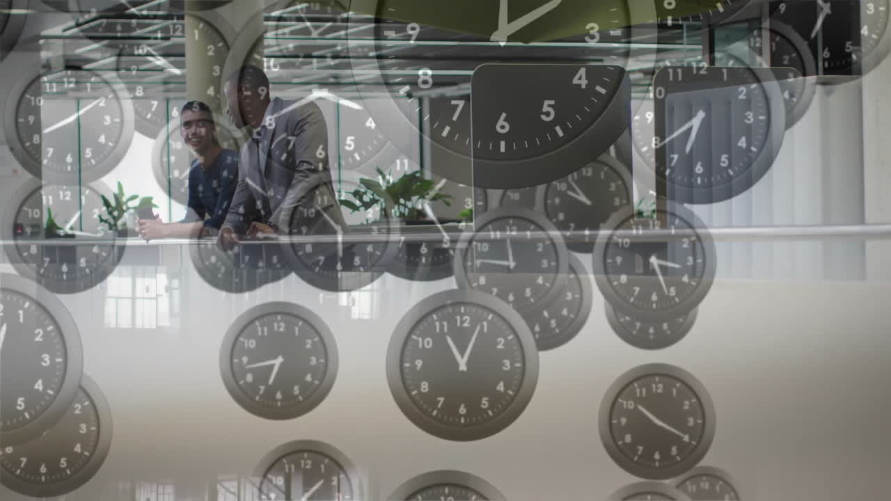 animación de relojes en movimiento sobre diversos colegas hablando en la oficina