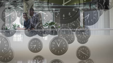 animación de relojes en movimiento sobre diversos colegas hablando en la oficina