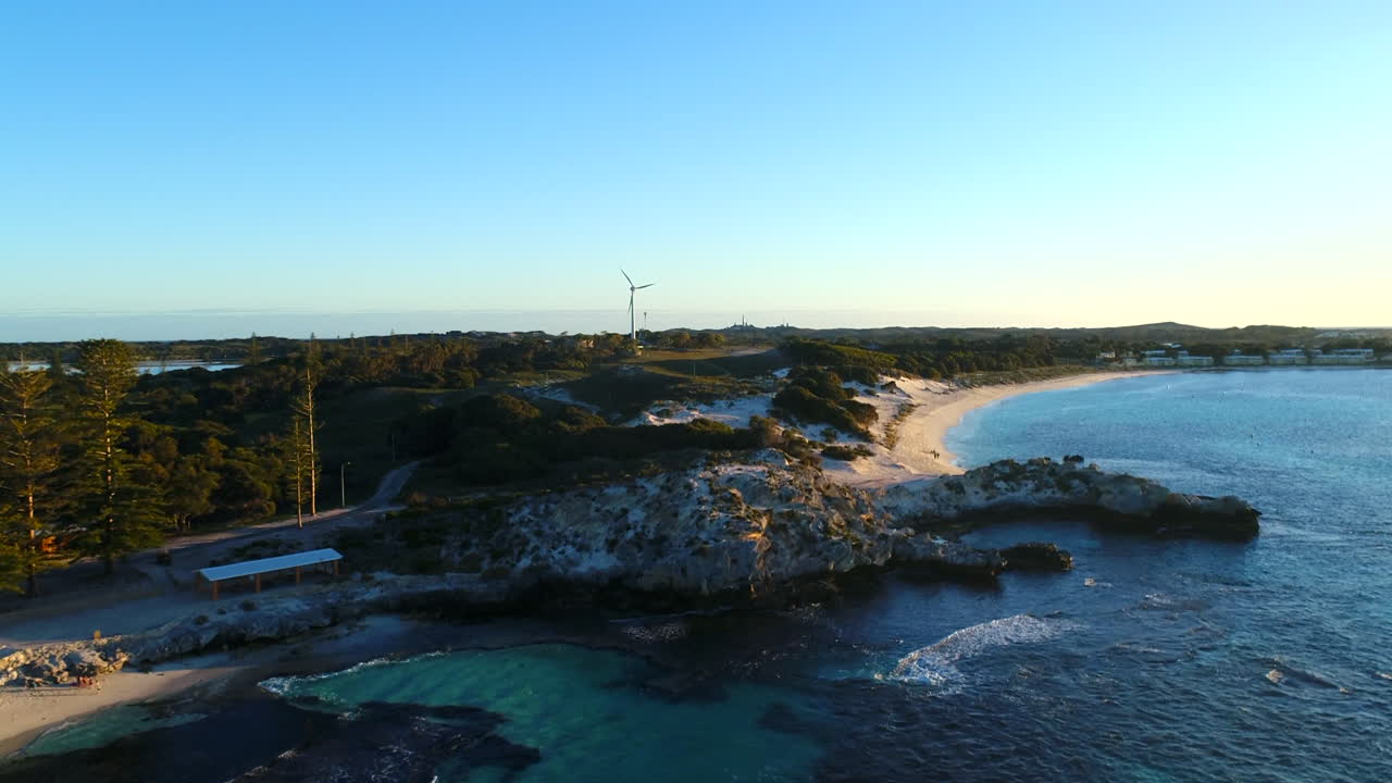해변 옆 풍력 발전소, 드론 오버