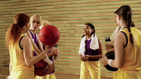 chicas en la cancha de baloncesto