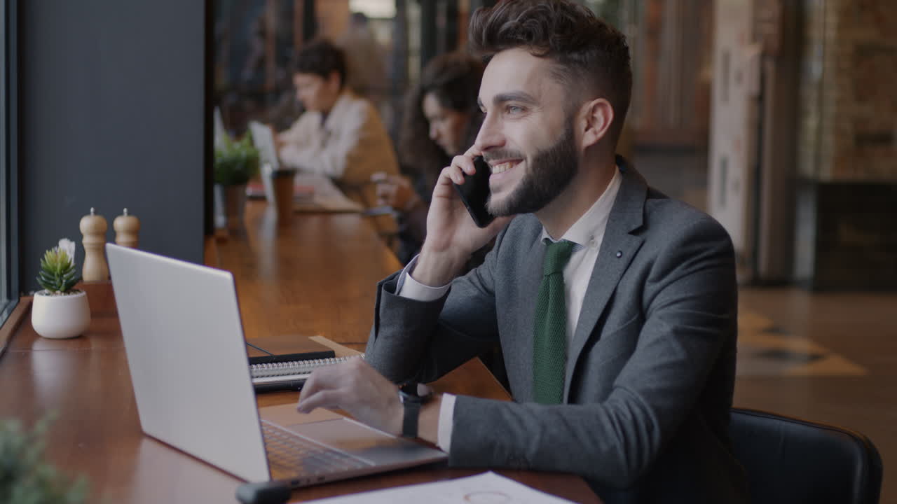 hombre de negocios trabajando en una cafetería