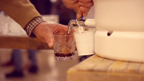 llenando un vaso de vermut casero