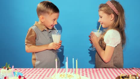 niños celebrando un cumpleaños