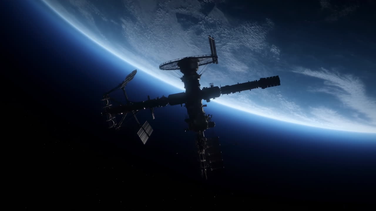 Silhouette di stazione orbitale sopra la Terra, moduli scuri della stazione delineati contro l'orizzonte curvo e blu del pianeta.