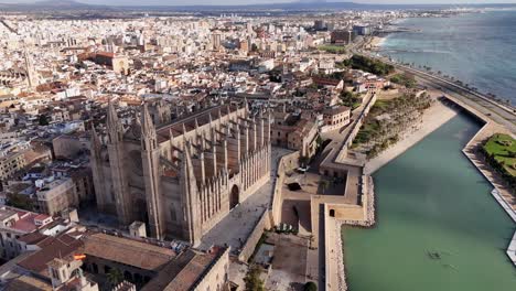 Catedral-Católica-En-Palma-De-Mallorca-España,-Establecer-Toma-Del-Centro-De-La-Ciudad-Española