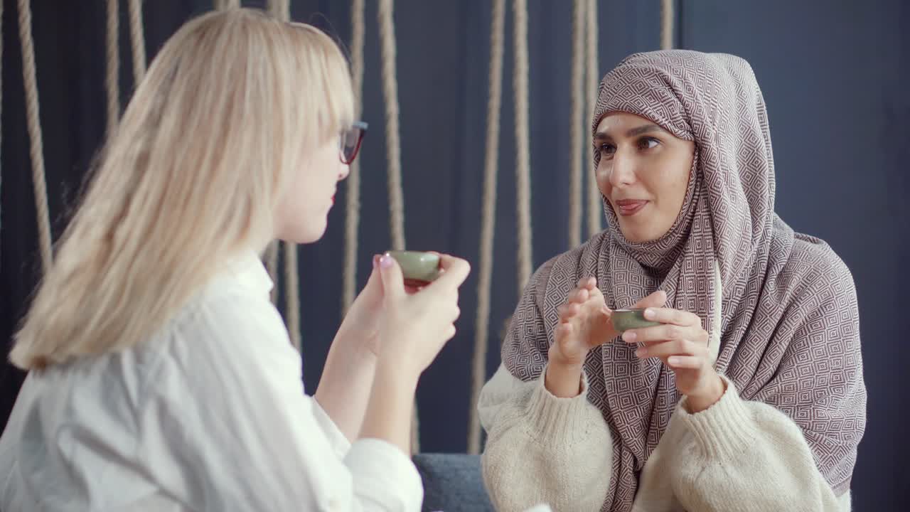 dos mujeres teniendo una conversación sobre el té