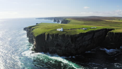 Drohnenaufnahme-Des-Leuchtturms-Auf-Den-Klippen-Neben-Duncansby-Head