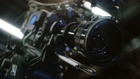 disparo lateral de ángulo bajo de una cámara de cine profesional y lente de zoom telefoto largo, el motor de zoom está girando los engranajes y el elemento de la lente se mueve para cambiar la distancia focal