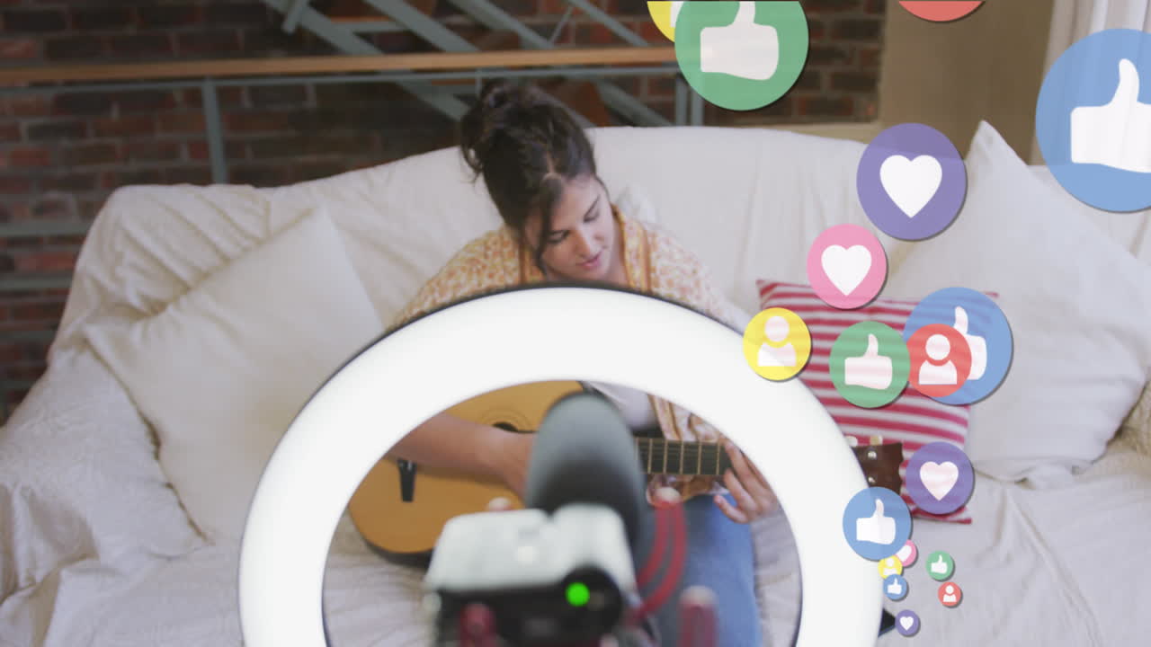 animación de personas, amor y como iconos sobre vlogger femenina con grabación de guitarra vlog en casa