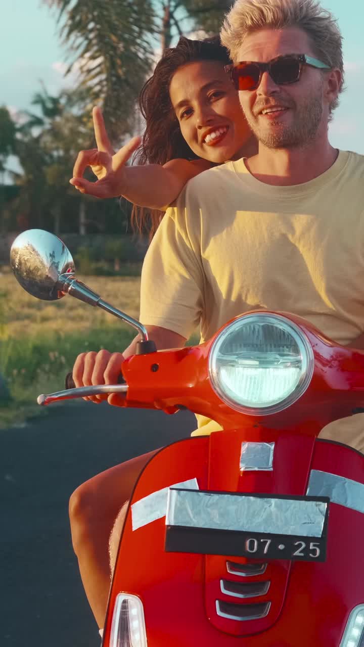 Ein Paar fährt auf einem Roller im sonnigen Urlaub auf Bali