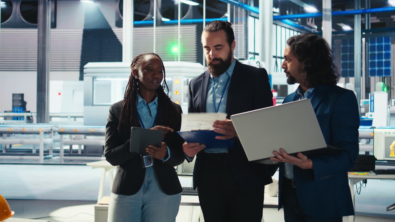 ingegneri di fabbrica di fotovoltaica che ricercano soluzioni solari più economiche