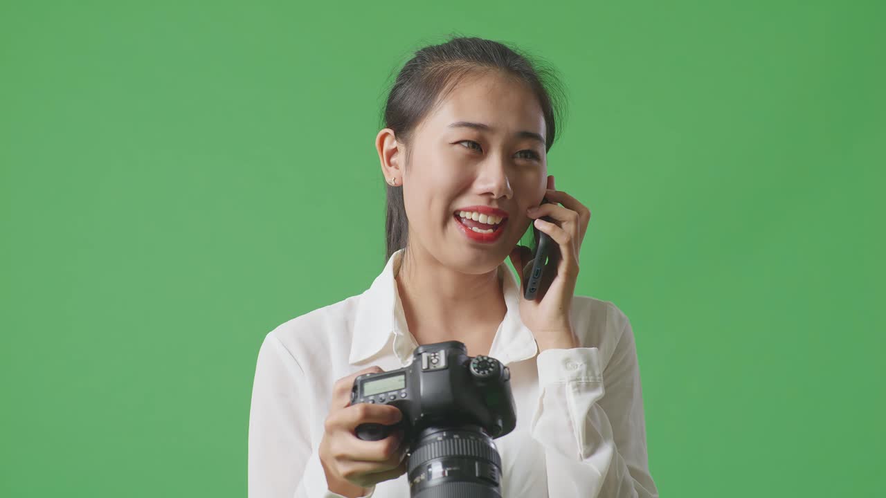 카메라를 들고 전화로 얘기하는 여자