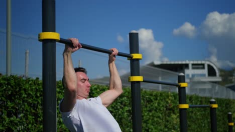 hombre haciendo pull-ups al aire libre