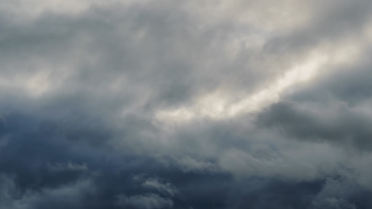 hermoso cielo oscuro dramático con nubes tormentosas el paso del tiempo antes de la lluvia o la nieve, temporada de invierno