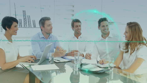 animación del procesamiento de datos sobre diversas personas de negocios que se dan la mano