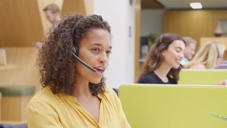 Porträt-Einer-Geschäftsfrau-Mit-Telefon-Headset,-Die-Im-Kundendienstzentrum-Am-Computer-Arbeitet