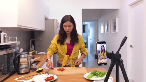tutoriales de cocina: ensalada sencilla con aguacate y tomate