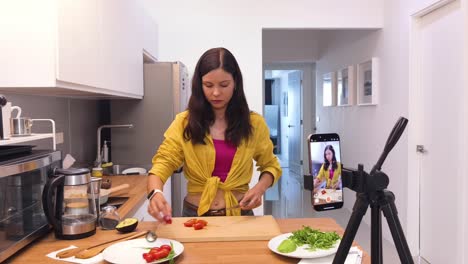 cooking tutorial: simple salad with avocado and tomatoes