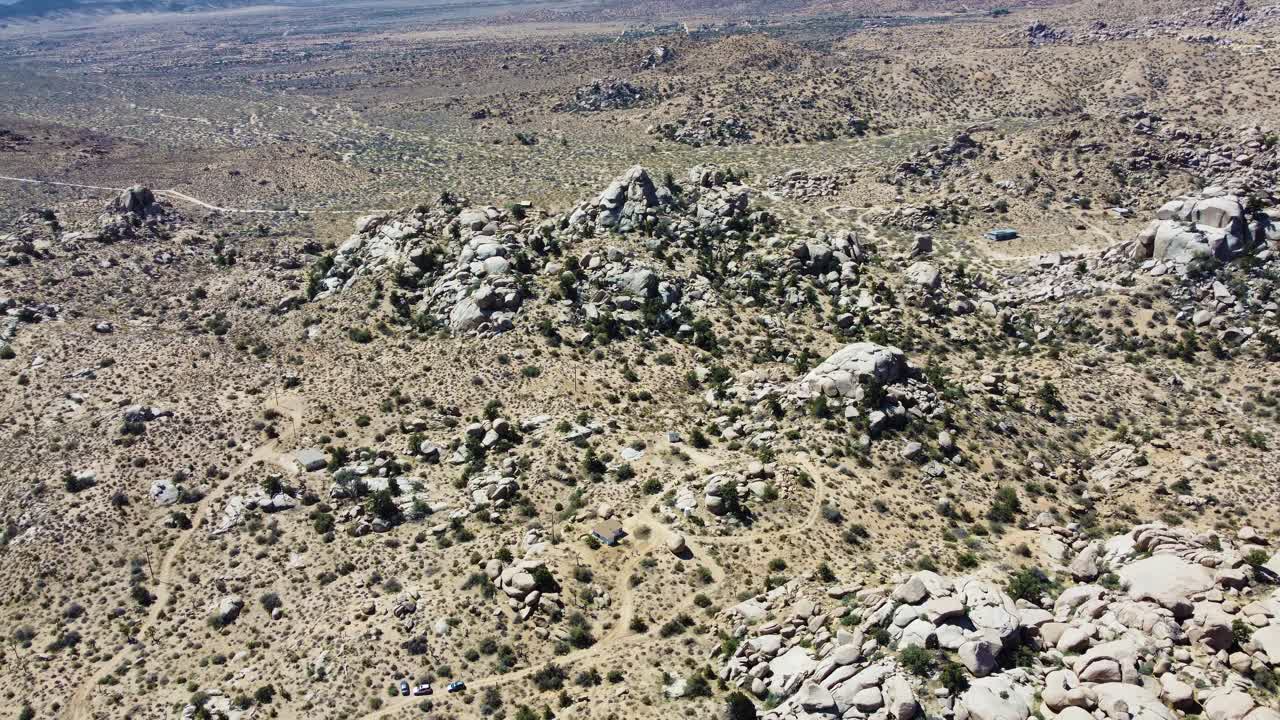 Vasto terreno desertico collinare con vista aerea dall'alto