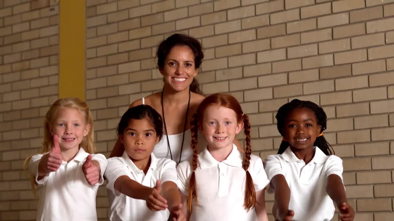 alumnos lindos mostrando los pulgares hacia arriba con el profesor pe