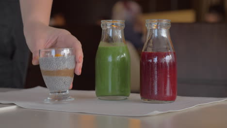 cócteles de frutas postre de tapioca y kiwi fresco en el café