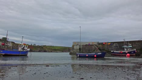 Costa-De-Cobre-Boatstrand-Waterford,-Marea-Baja-Con-Barcos-De-Pesca-Descansando-Sobre-La-Arena-En-El-Puerto