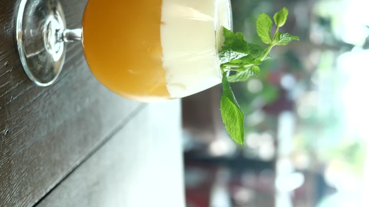 Bevanda da dessert con guarnizione di menta