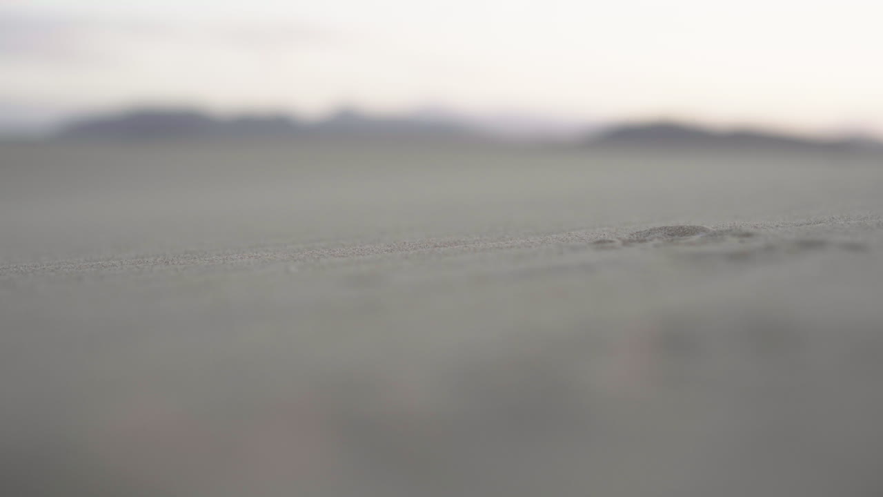 푸에르테벤투라 카나리아 섬의 붉은 사암 사막 지대를 걷는 등산화를 닫습니다.