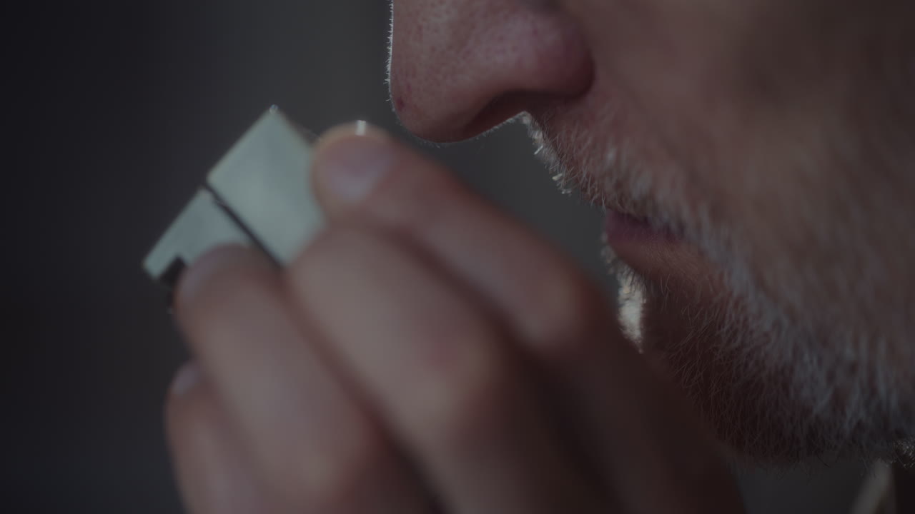 스파이는 신중한 녹음을 듣습니다.