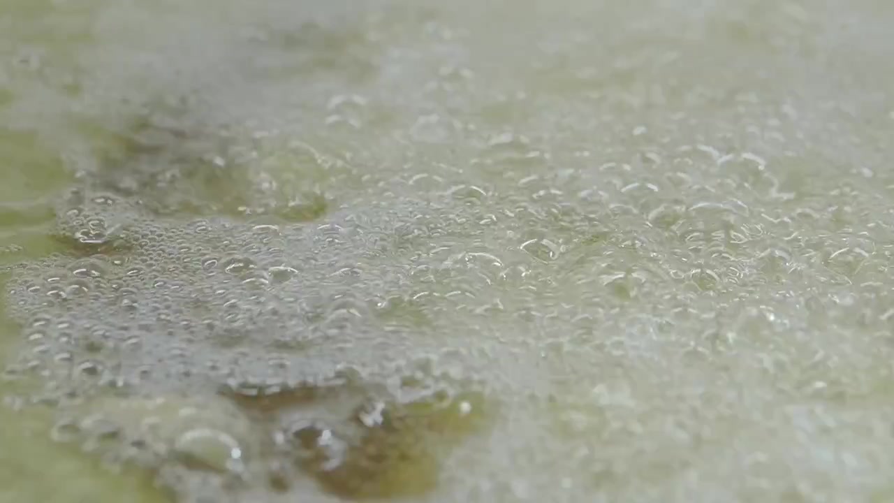 Primo piano di olio che bolle e ribolle durante la preparazione del cibo