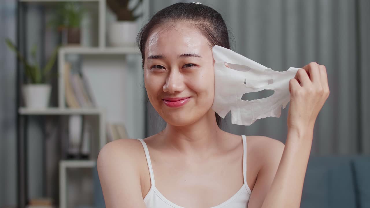 카메라를 향해 미소 짓는 행복한 여자