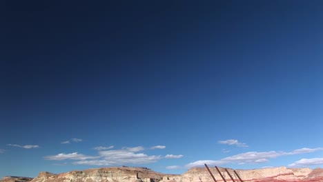 pandown de cielos azules a un vertedero de basura del desierto