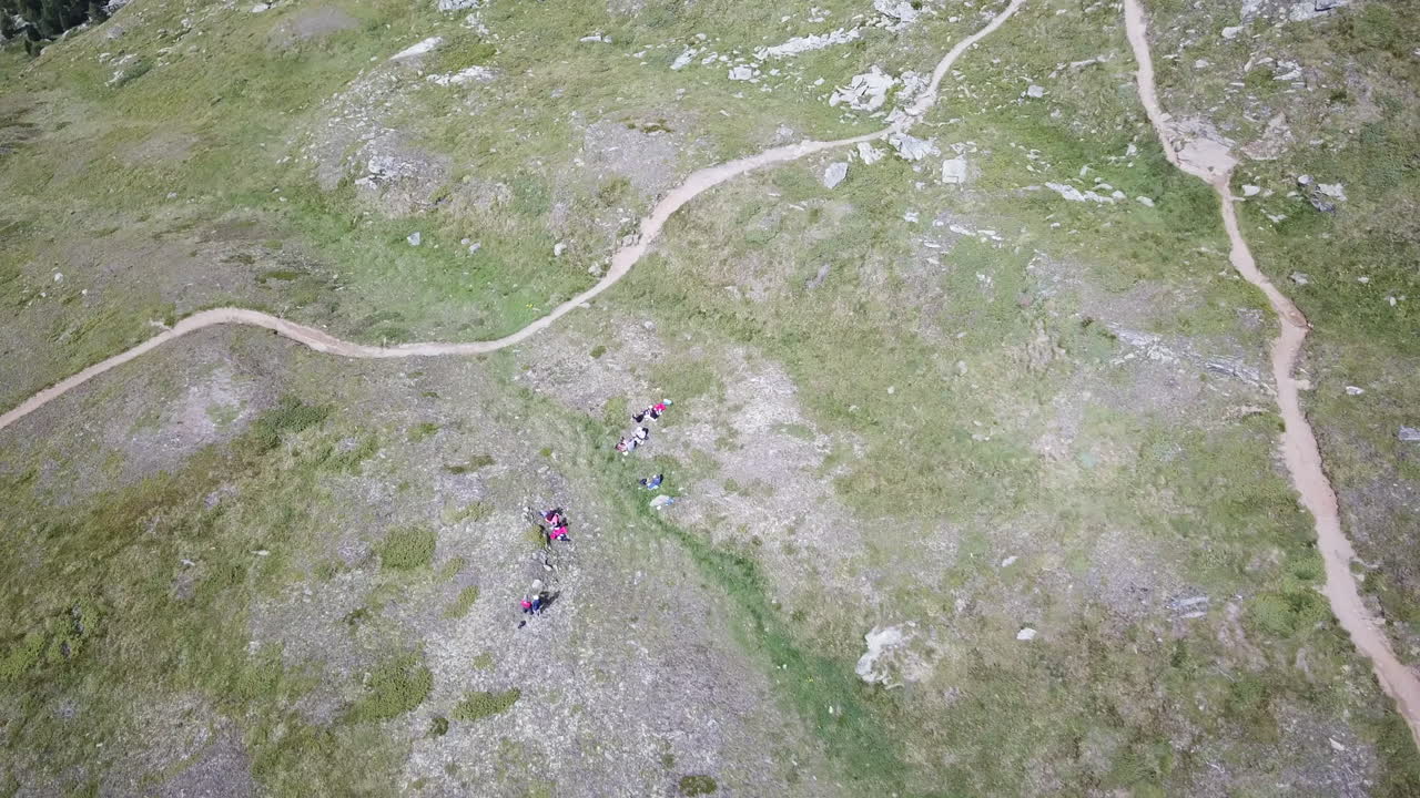 vista aérea superior de drones de la ruta de senderismo en los prados de hierba de los alpes suizos, paisaje natural de montaña