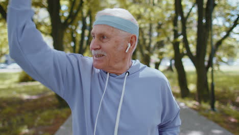 Atlético-Senior-Deporte-Jogger-Hombre-Abuelo-Entrenando-Corriendo,-Celebrando-El-éxito-Final-Victoria-En-La-Carrera