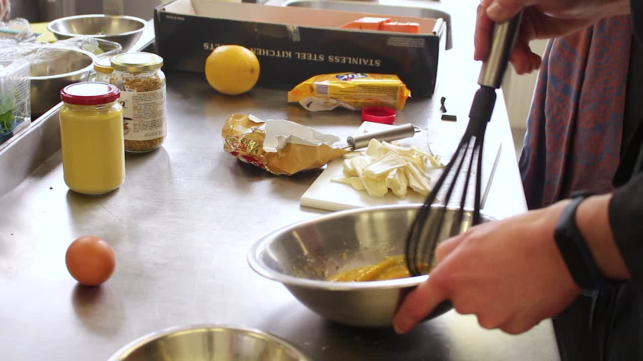 lapso de tiempo del personal de cocina preparando mayonesa en el restaurante