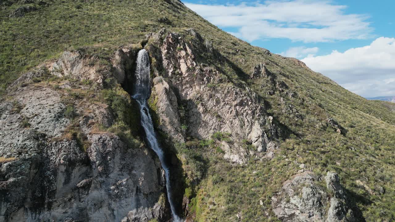 페루의 가파르고 건조한 산기?? 에 있는 카리아쿠요 폭포의 공중 도