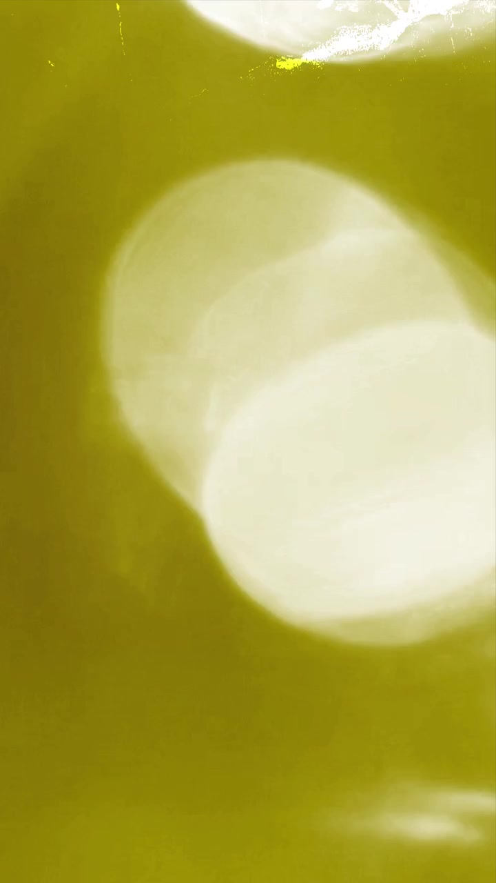 Filtri di luce astratti e bagliori dell'obiettivo su sfondo scuro