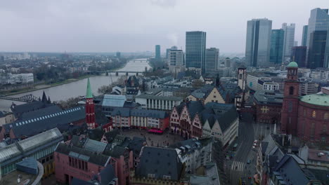 Volar-Sobre-El-Centro-Histórico-De-La-Ciudad.-Edificios-De-Colores-Medievales-Alrededor-De-Roemerberg.-Turistas-Que-Visitan-Lugares-De-Interés.-Fráncfort-Del-Meno,-Alemania