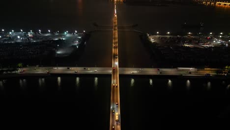 vista aérea inclinada hacia arriba sobre el puente que revela taipá, macao