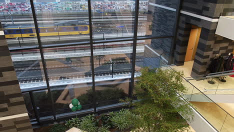 Bürogebäude-Der-Rabobank,-Gouda-Mit-Modernem-Interieur-Aus-Glaswand-Und-Frischem-Innengarten