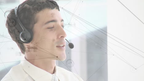 animación de la red de conexiones a través de un hombre de negocios usando auriculares telefónicos