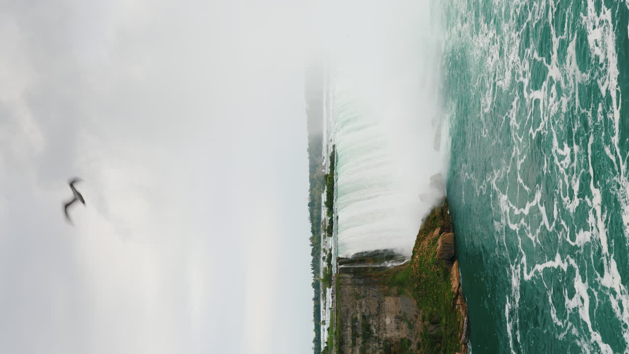 video vertical de 4k: las famosas cataratas del niágara en la frontera de estados unidos y canadá